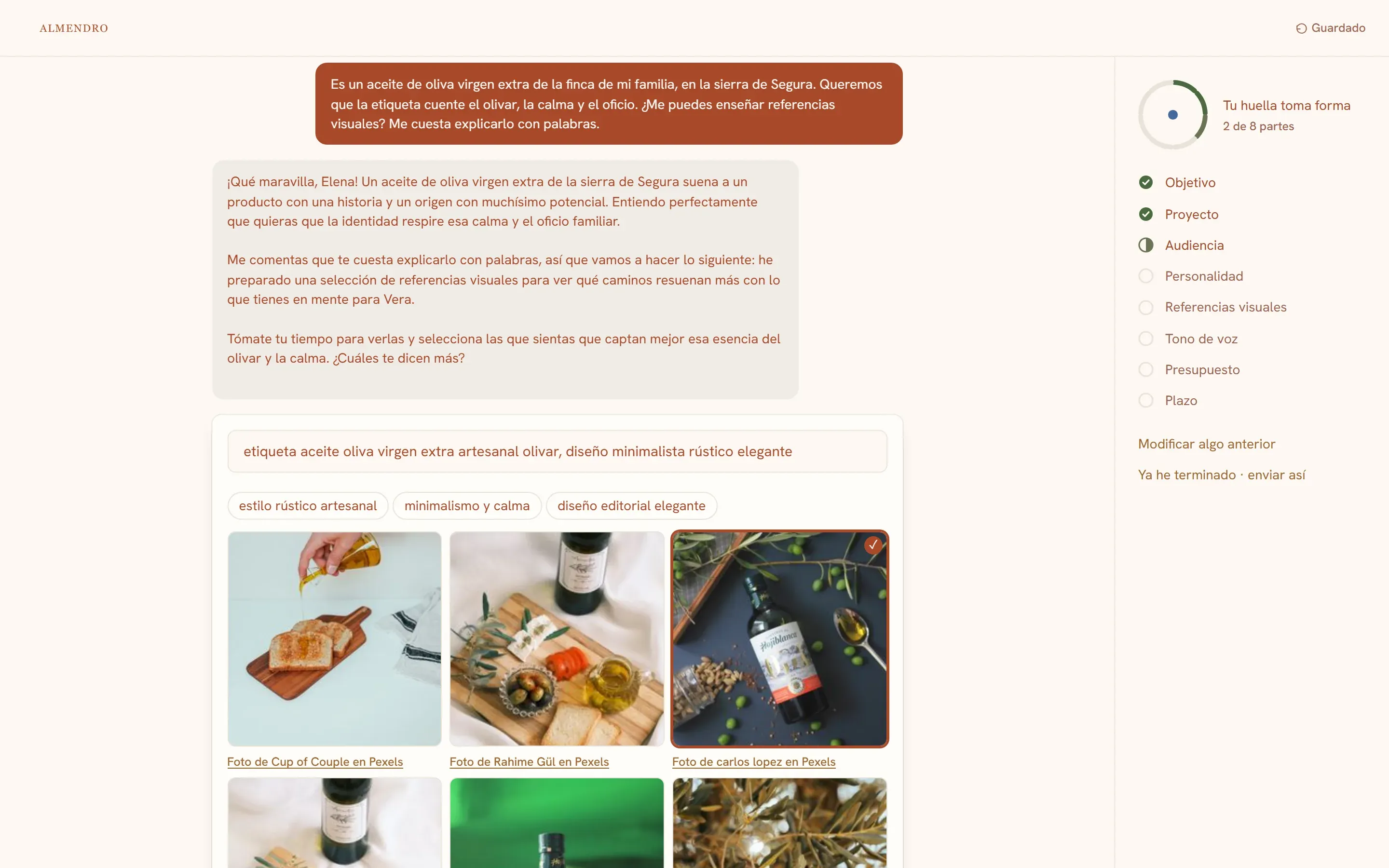 La conversación del cliente en escritorio: el hilo con sus respuestas, una rejilla de referencias visuales abierta con una imagen elegida y la huella del brief a media composición en el lateral